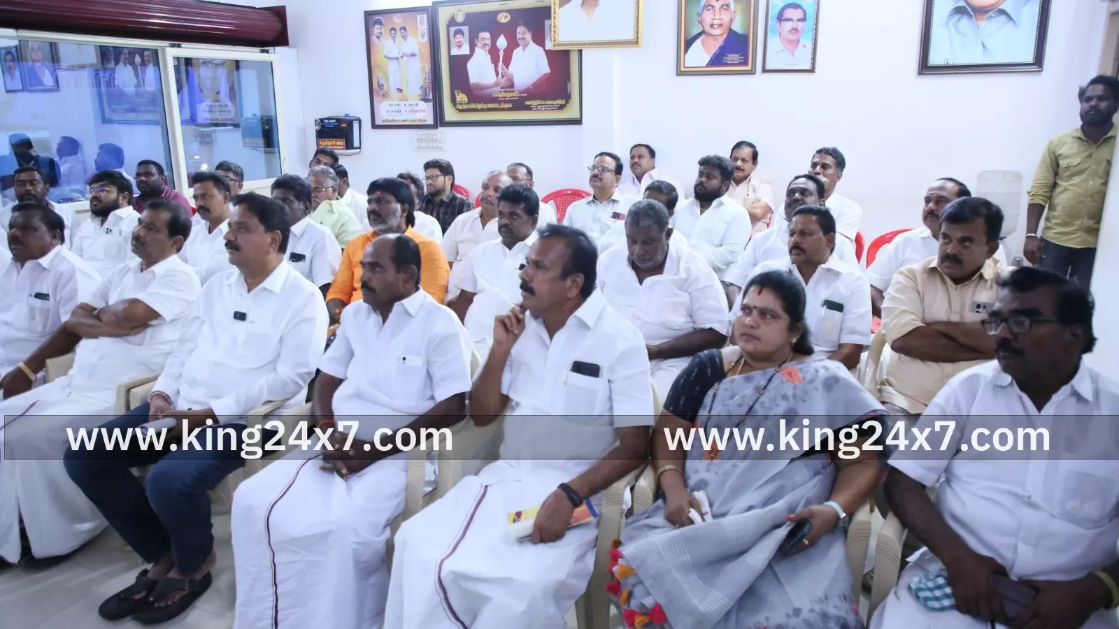 காணொளி காட்சி மூலம் மாவட்ட பொறுப்பாளர் ஆலோசனை வழங்கினார். காணொளி காட்சி மூலம் மாவட்ட பொறுப்பாளர் ஆலோசனை வழங்கினார்.