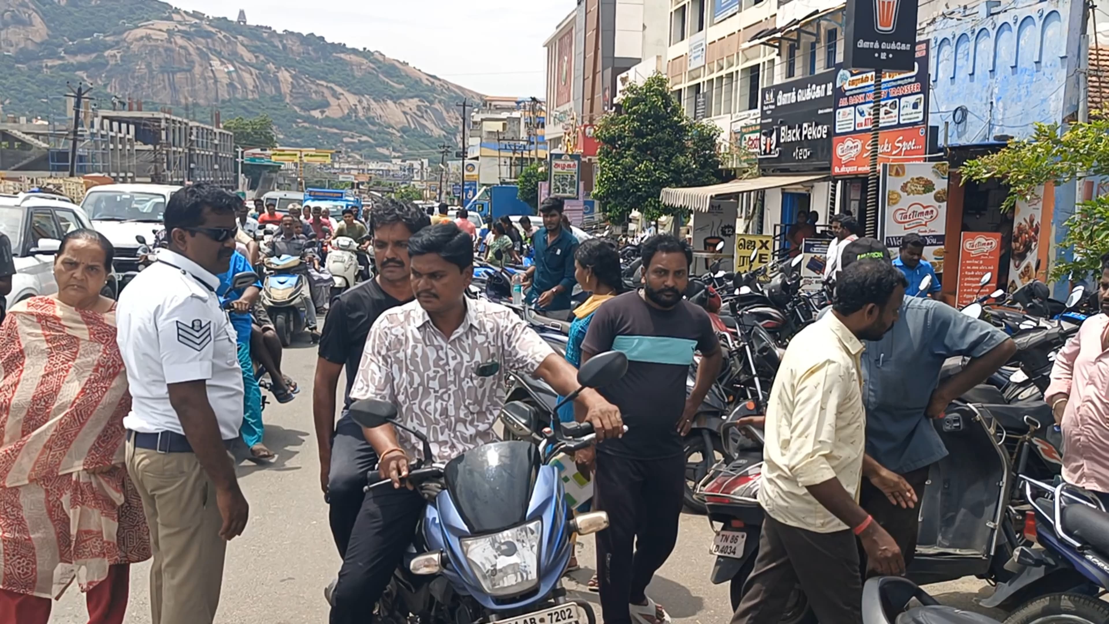 தனியார் நிறுவனத்தில் கூடுதல் பணம் பெற்று தருவதாககூறி டிபிஎஸ் வங்கி நகை மதிப்பீட்டாளர் மோசடி வங்கி முன் மண்ணெண்ணெய் ஊற்றிதற்கொலைக்கு முயன்றபட்டறை தொழிலாளி பரபரப்பு