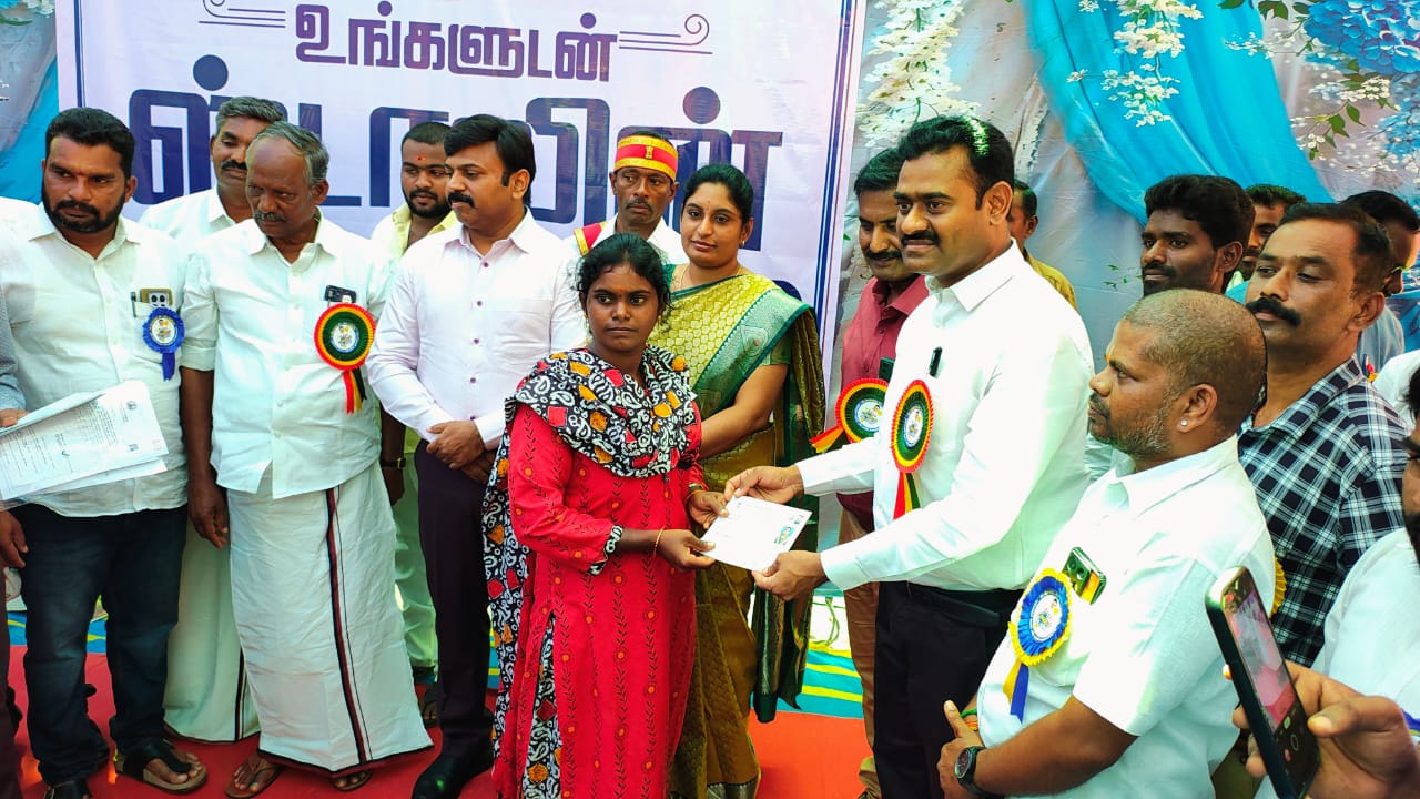 பயனாளிகளுக்கு நலத்திட்ட உதவிகள் வழங்கிய மாவட்ட ஆட்சியர்