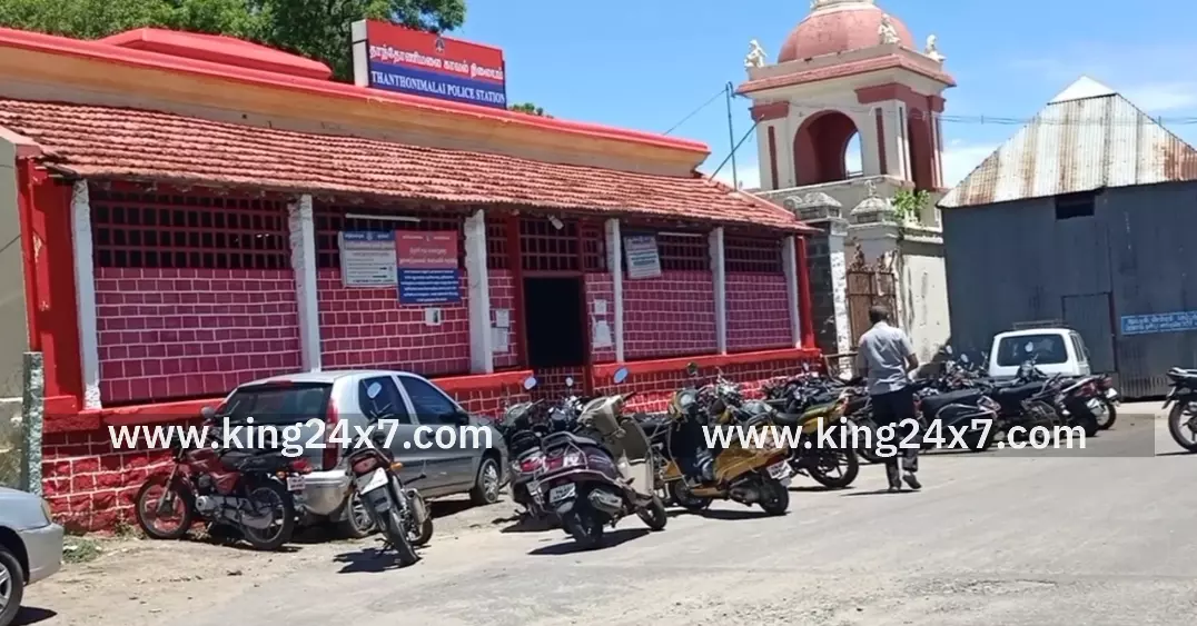 தாந்தோணி மலை டூவீலர்-சரக்கு வாகனம் நேருக்கு நேர் மோதி விபத்து. ஒருவர் படுகாயம். தாந்தோணி மலை டூவீலர்-சரக்கு வாகனம் நேருக்கு நேர் மோதி விபத்து. ஒருவர் படுகாயம்.