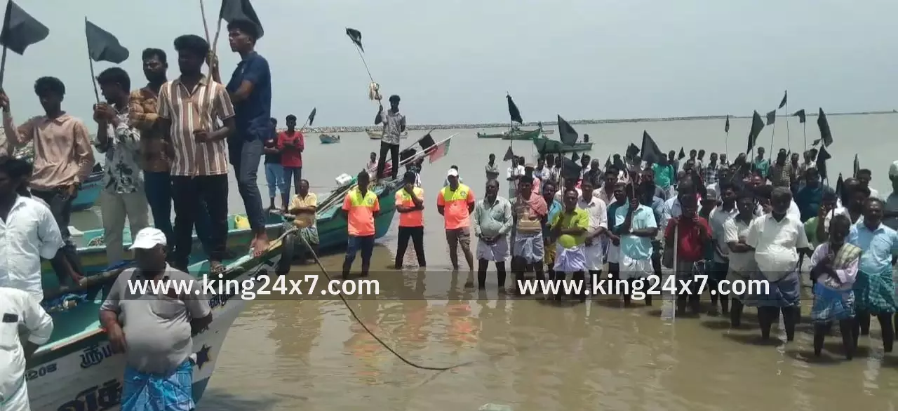 வெளியூர் மீனவர்களால் தங்கள் வாழ்வாதாரம் பாதிக்கப்படுவதாக கூறி வெளியூர் மீனவர்களால் தங்கள் வாழ்வாதாரம் பாதிக்கப்படுவதாக கூறி