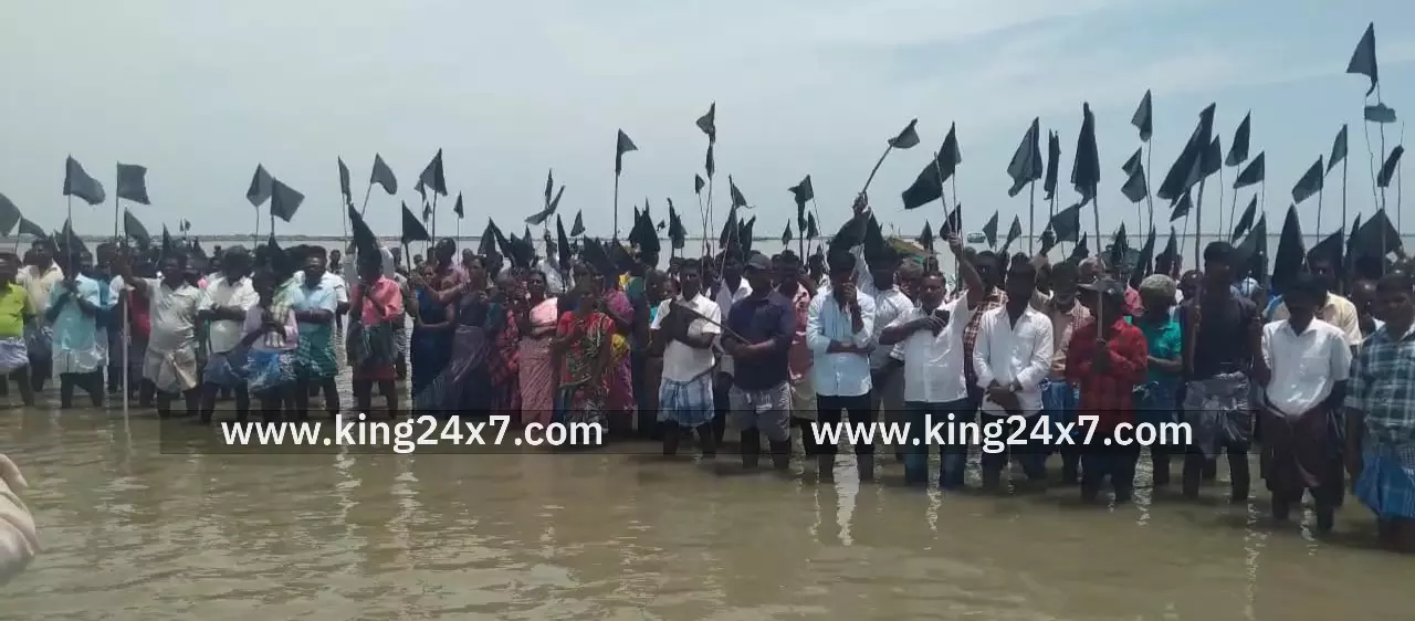 வெளியூர் மீனவர்களால் தங்கள் வாழ்வாதாரம் பாதிக்கப்படுவதாக கூறி வெளியூர் மீனவர்களால் தங்கள் வாழ்வாதாரம் பாதிக்கப்படுவதாக கூறி