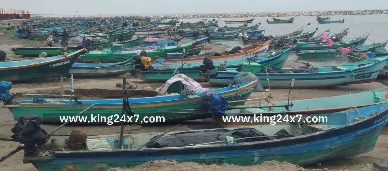 வெளியூர் மீனவர்களால் தங்கள் வாழ்வாதாரம் பாதிக்கப்படுவதாக கூறி வெளியூர் மீனவர்களால் தங்கள் வாழ்வாதாரம் பாதிக்கப்படுவதாக கூறி