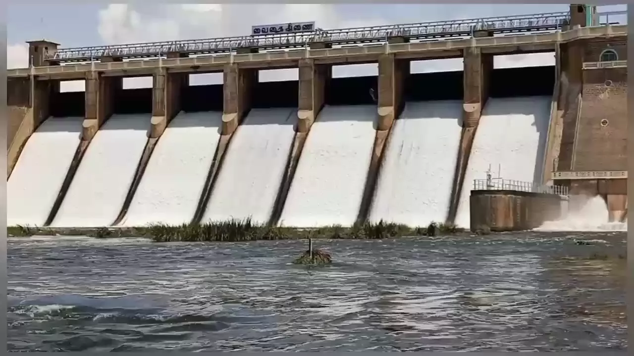 தேனி வைகை அணையில் நிறுத்தப்பட்ட நீர் மீண்டும் திறப்பு