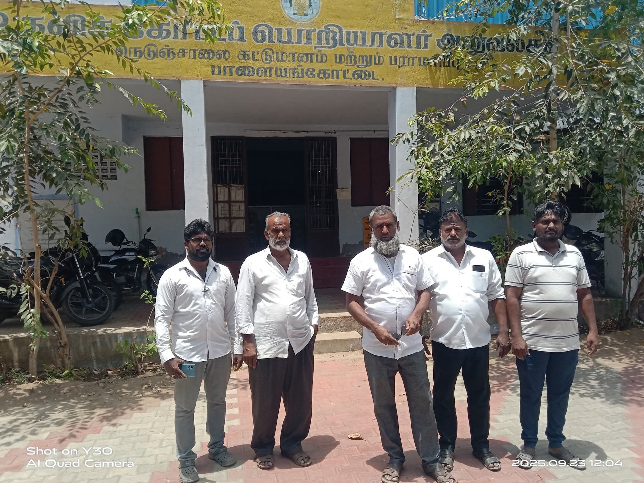 நெடுஞ்சாலைத்துறை உதவி கோட்ட பொறியாளரிடம் மனு