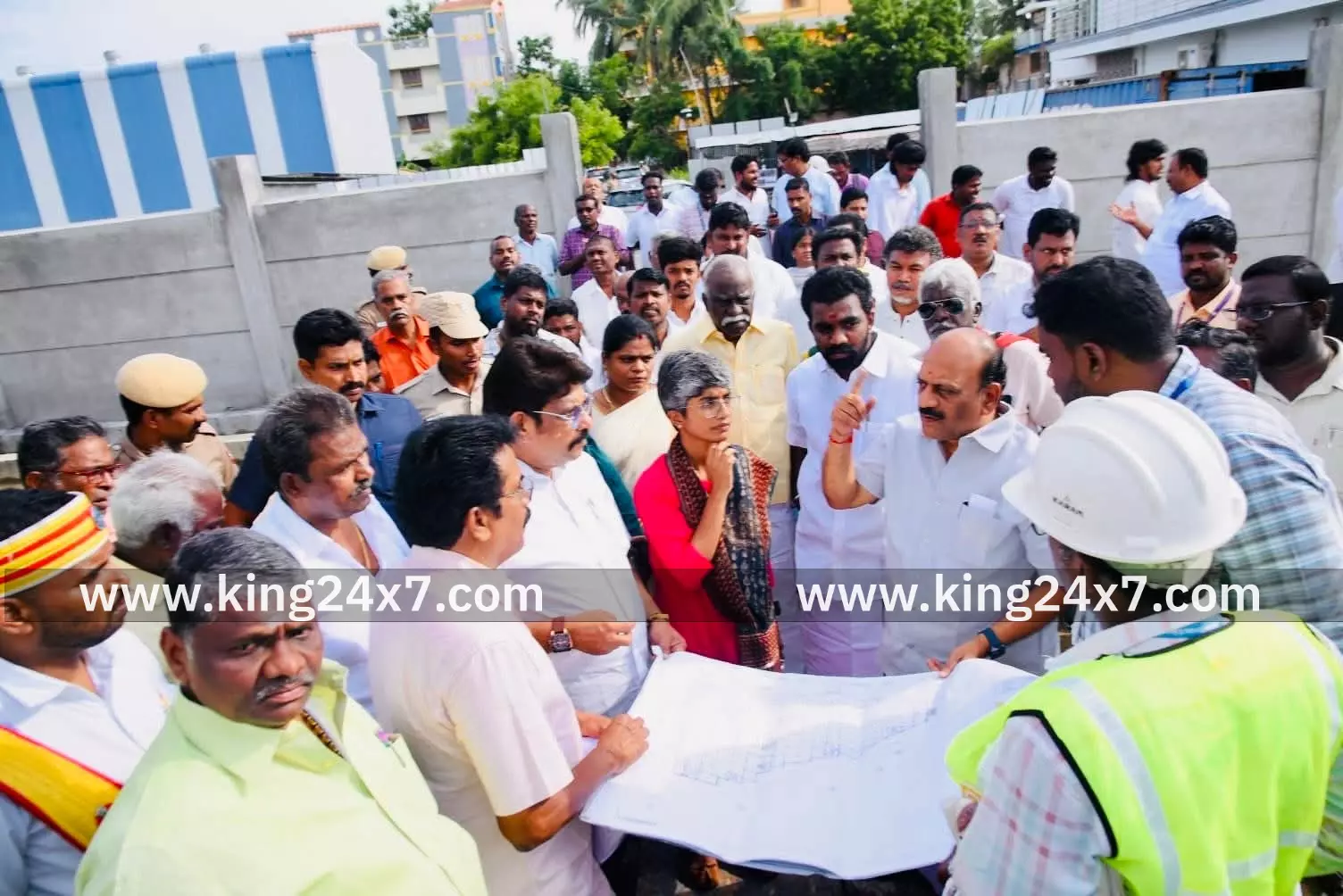 மாமல்லபுரம் நகராட்சியில் புதிதாக கட்டப்பட்டு வரும் பேருந்து நிலையப் பணிகளை ஆய்வு செய்த அமைச்சர்