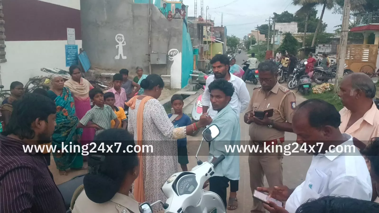 ஆரணி அருகே பேருந்தில் பயணம் செய்த மாணவிகள் மற்றும் பெண்கள் மீது ஸ்பிரே அடித்த போதை இளைஞர்கள், ஆரணி அருகே பேருந்தில் பயணம் செய்த மாணவிகள் மற்றும் பெண்கள் மீது ஸ்பிரே அடித்த போதை இளைஞர்கள்,