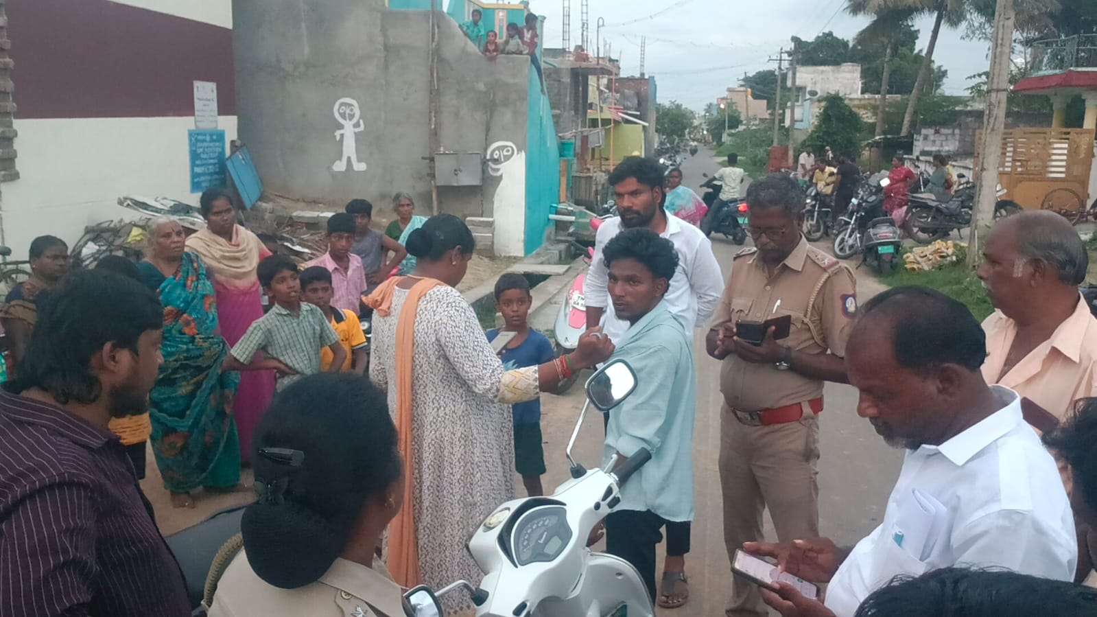 ஆரணி அருகே பேருந்தில் பயணம் செய்த மாணவிகள் மற்றும் பெண்கள் மீது ஸ்பிரே அடித்த போதை இளைஞர்கள், ஆரணி அருகே பேருந்தில் பயணம் செய்த மாணவிகள் மற்றும் பெண்கள் மீது ஸ்பிரே அடித்த போதை இளைஞர்கள்,