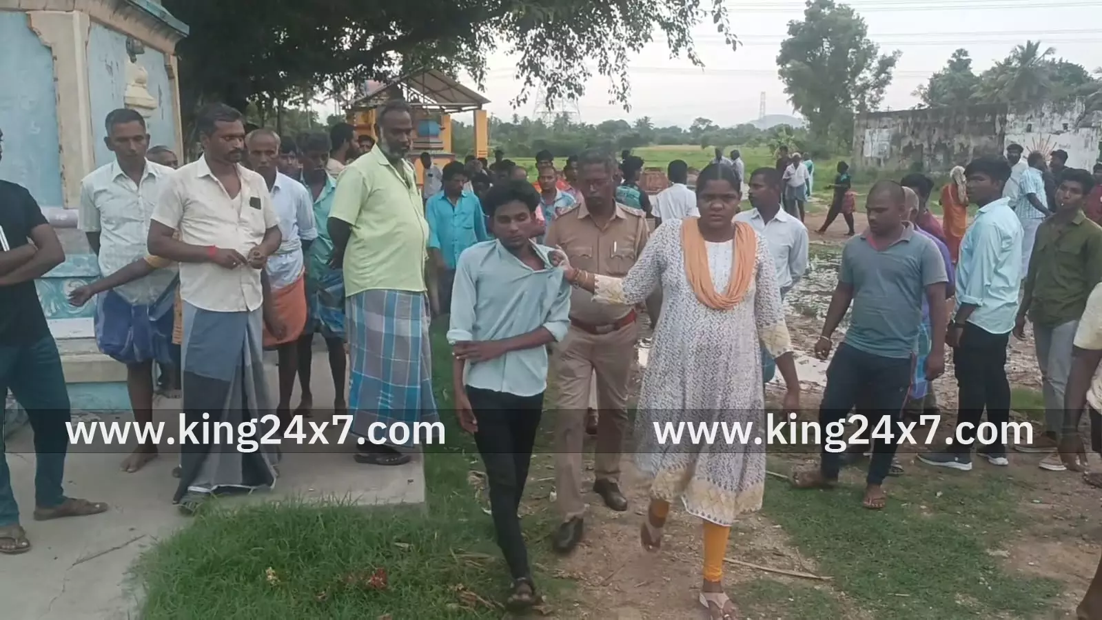 ஆரணி அருகே பேருந்தில் பயணம் செய்த மாணவிகள் மற்றும் பெண்கள் மீது ஸ்பிரே அடித்த போதை இளைஞர்கள், ஆரணி அருகே பேருந்தில் பயணம் செய்த மாணவிகள் மற்றும் பெண்கள் மீது ஸ்பிரே அடித்த போதை இளைஞர்கள்,