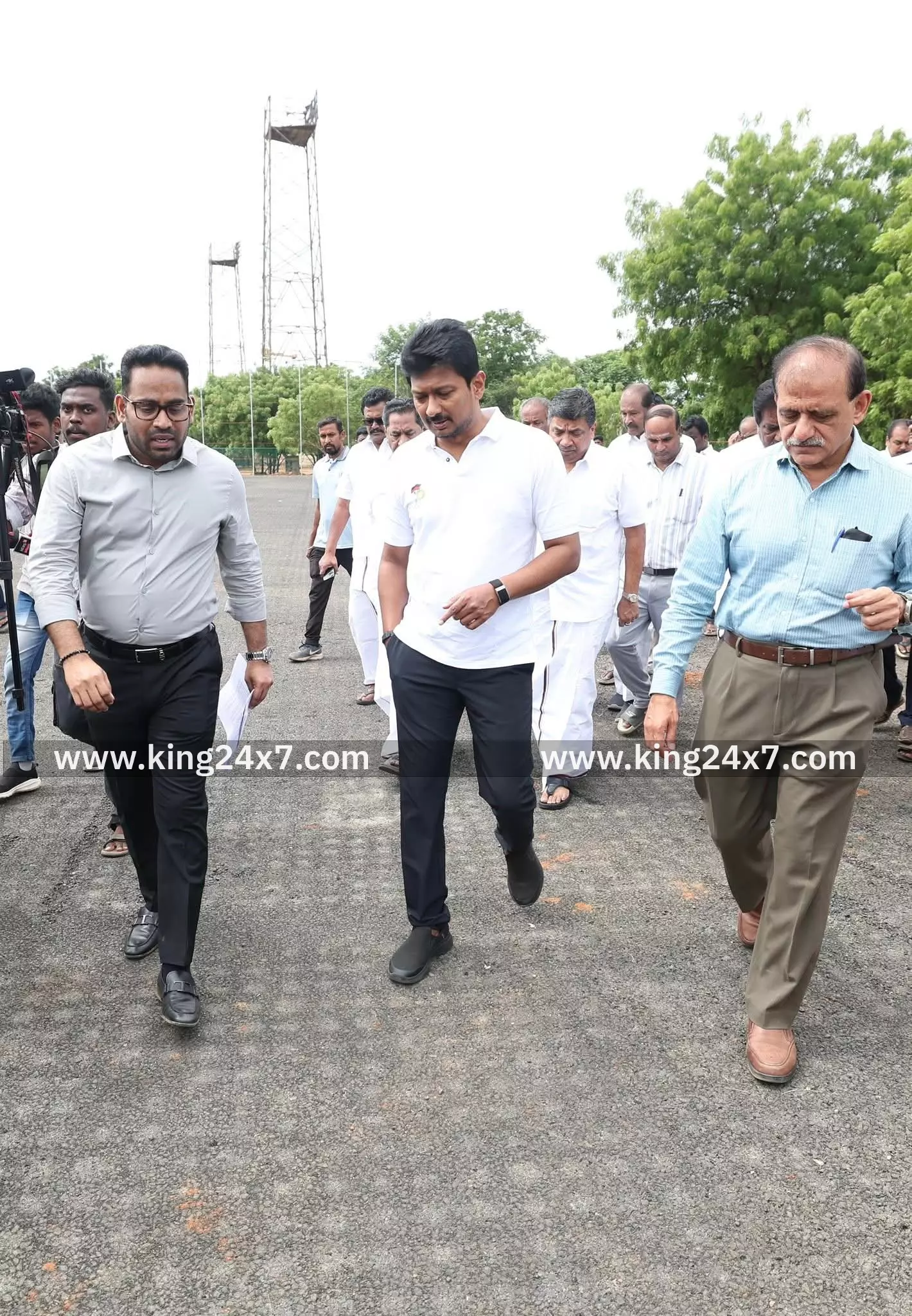 ஹாக்கி மைதானத்தை பார்வையிட்ட துணை முதல்வர் ஹாக்கி மைதானத்தை பார்வையிட்ட துணை முதல்வர்