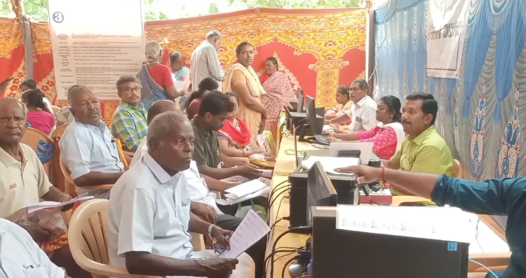 காந்திகிராமம்-உங்களுடன் ஸ்டாலின் திட்டத்தில் பயனாளிகளுக்கு நலத்திட்டங்கள் வழங்கி வாழ்த்து தெரிவித்த எம் எல் ஏ செந்தில் பாலாஜி.