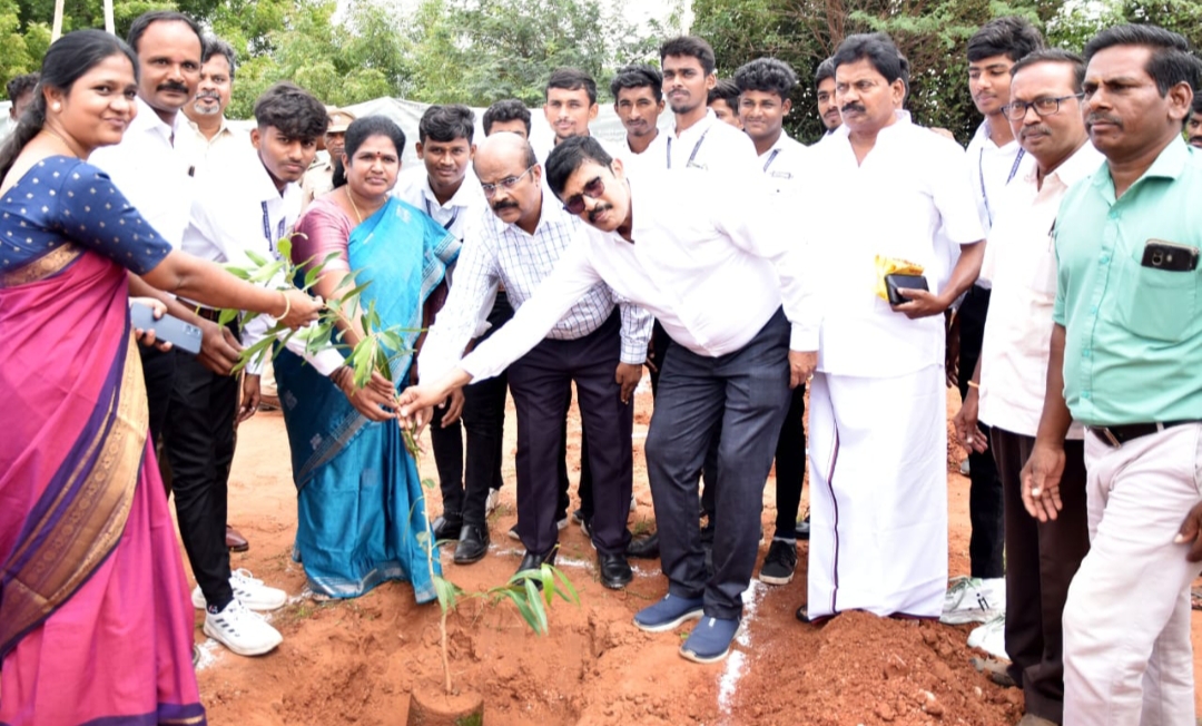 வெள்ளியணை- பசுமை தமிழ்நாடு தினத்தை முன்னிட்டு மரக்கன்றுகள் நடும் விழா.