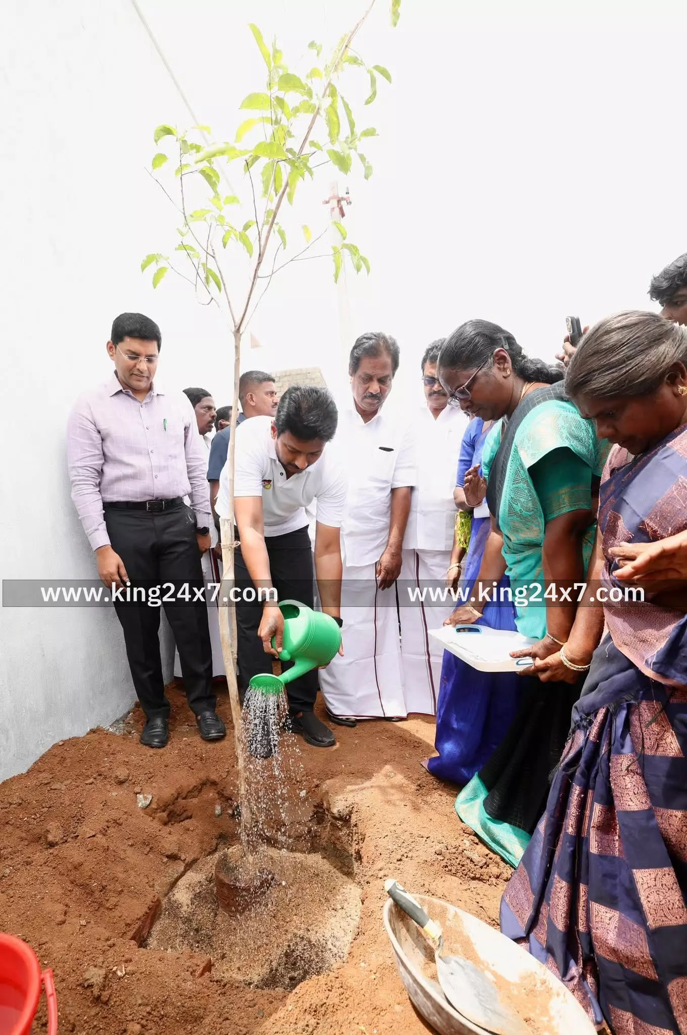 குடியிருப்பு கட்டுமான பணிகளை ஆய்வு செய்த துணை முதல்வர் குடியிருப்பு கட்டுமான பணிகளை ஆய்வு செய்த துணை முதல்வர்