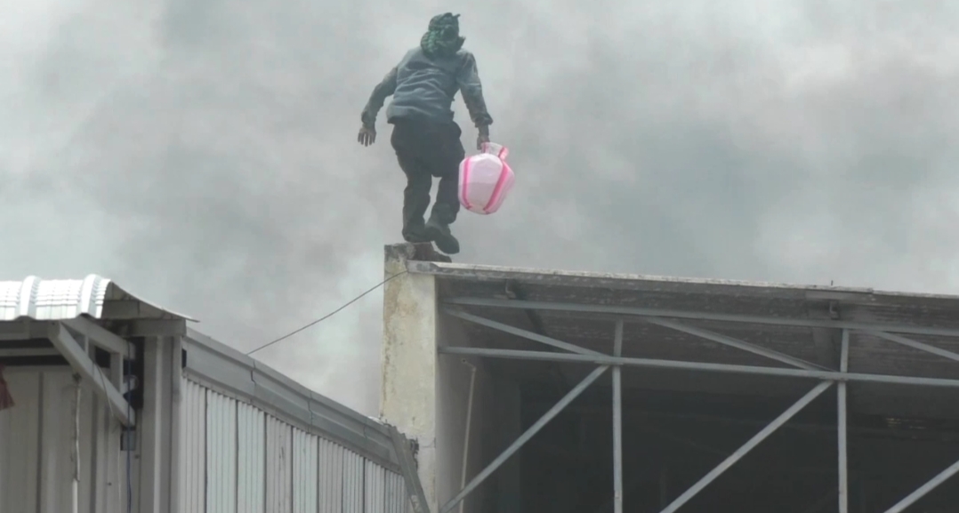 கரூர் -வெல்டிங் வைக்கும் போது திடீர் தீ விபத்து.தீயை அணைத்த வீரர்கள். கரூர் -வெல்டிங் வைக்கும் போது திடீர் தீ விபத்து.தீயை அணைத்த வீரர்கள்.