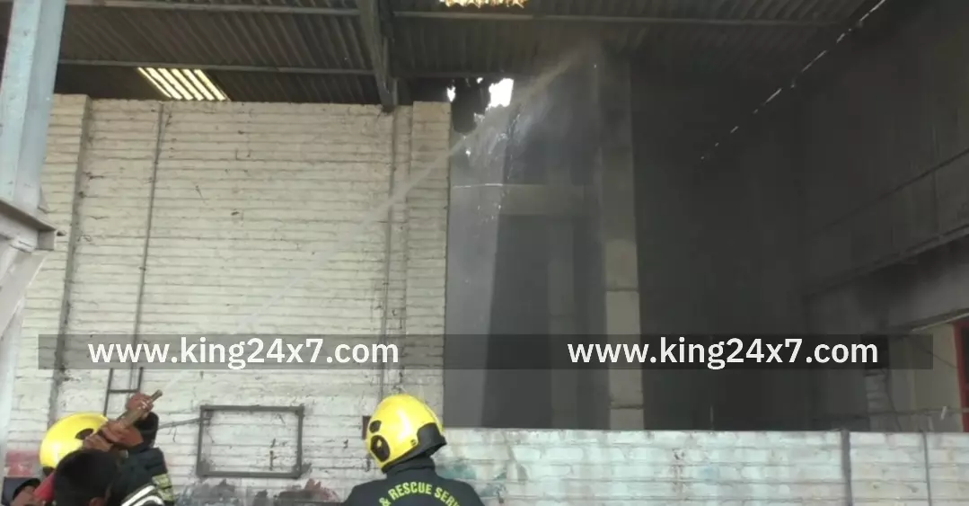 கரூர் -வெல்டிங் வைக்கும் போது திடீர் தீ விபத்து.தீயை அணைத்த வீரர்கள். கரூர் -வெல்டிங் வைக்கும் போது திடீர் தீ விபத்து.தீயை அணைத்த வீரர்கள்.