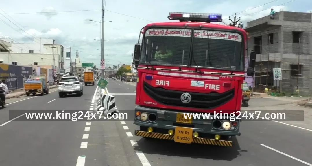 கரூர் -வெல்டிங் வைக்கும் போது திடீர் தீ விபத்து.தீயை அணைத்த வீரர்கள். கரூர் -வெல்டிங் வைக்கும் போது திடீர் தீ விபத்து.தீயை அணைத்த வீரர்கள்.