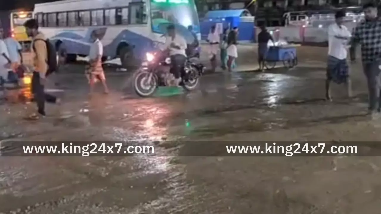 சேரும் சகதியுமாக காட்சியளிக்கும் தற்காலிக பேருந்து நிலையம்