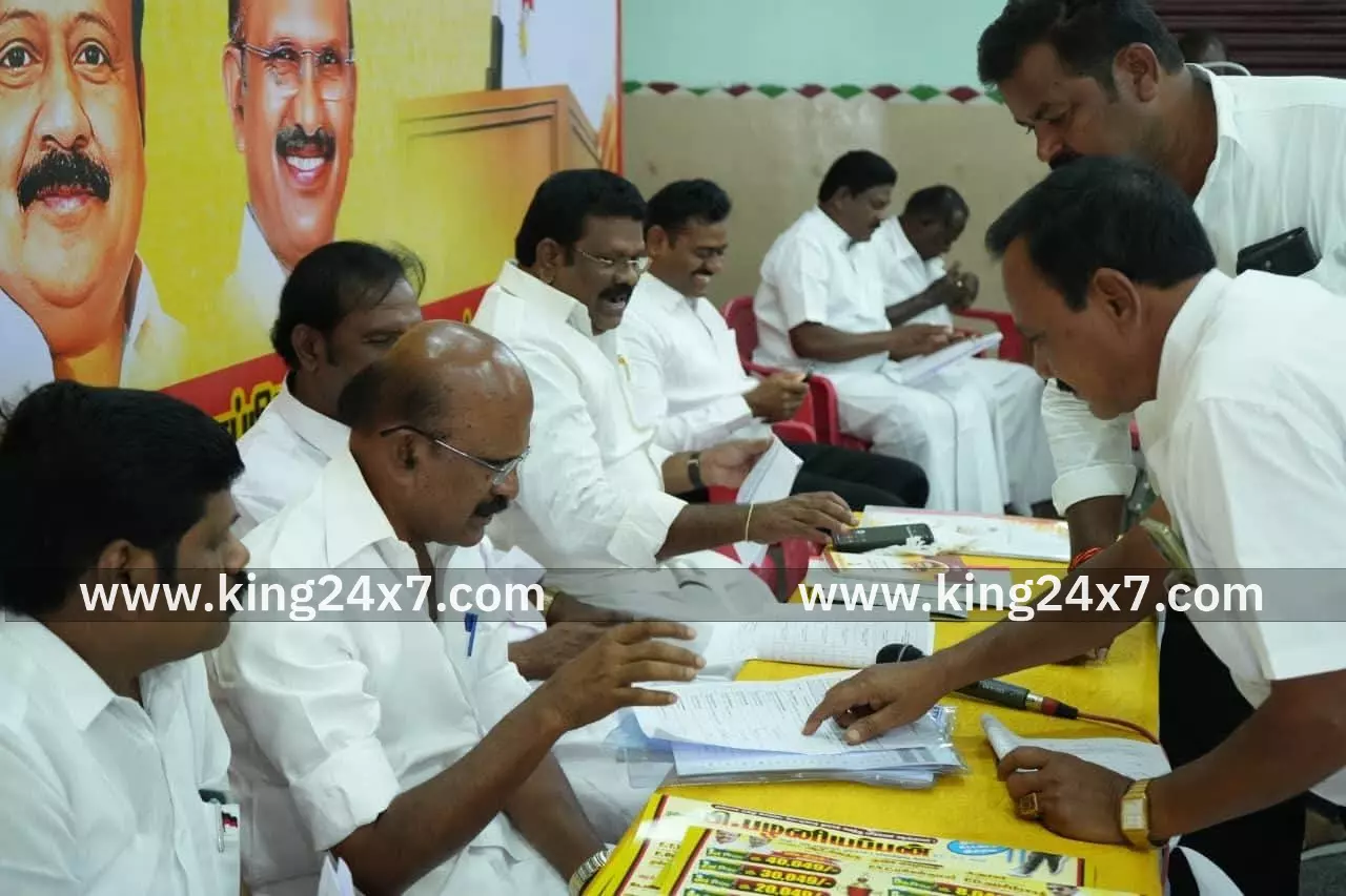 முன்னாள் அமைச்சர் தலைமையில் ஆய்வுகூட்டம் முன்னாள் அமைச்சர் தலைமையில் ஆய்வுகூட்டம்