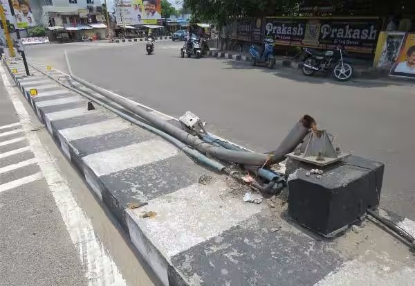 வாகனம் மோதியதில் சேதமான மின் கம்பத்தை சீரமைக்க கோரிக்கை வாகனம் மோதியதில் சேதமான மின் கம்பத்தை சீரமைக்க கோரிக்கை