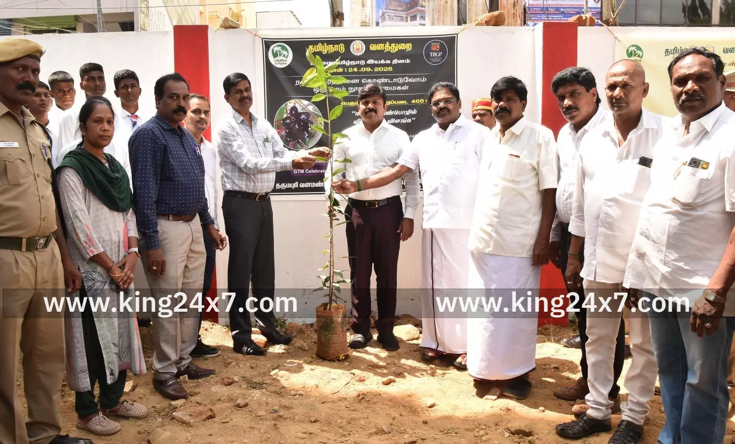 அஞ்சலகத்தில் மரக்கன்றுகள் நடவு செய்த ஆட்சியர் அஞ்சலகத்தில் மரக்கன்றுகள் நடவு செய்த ஆட்சியர்