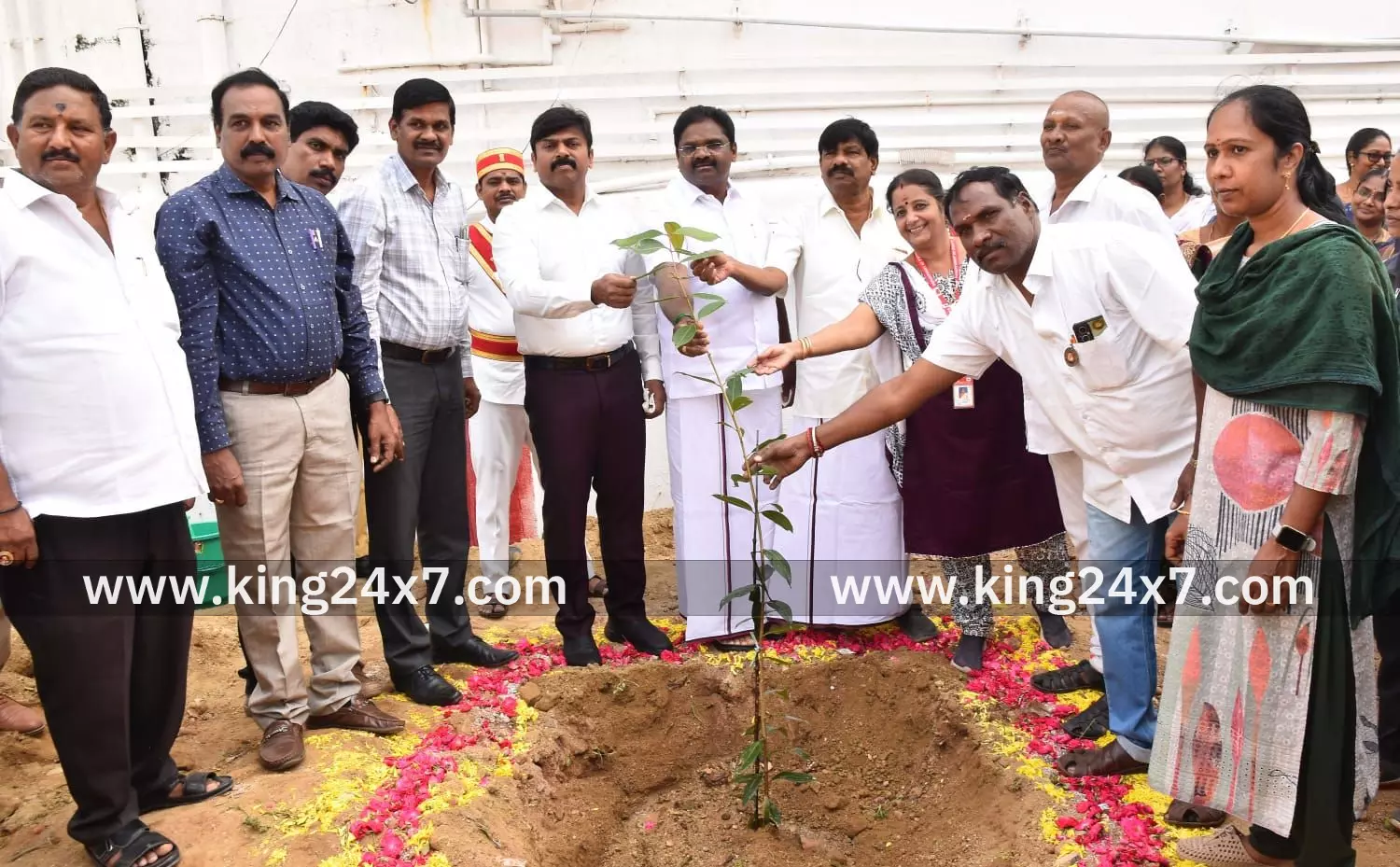 அஞ்சலகத்தில் மரக்கன்றுகள் நடவு செய்த ஆட்சியர் அஞ்சலகத்தில் மரக்கன்றுகள் நடவு செய்த ஆட்சியர்