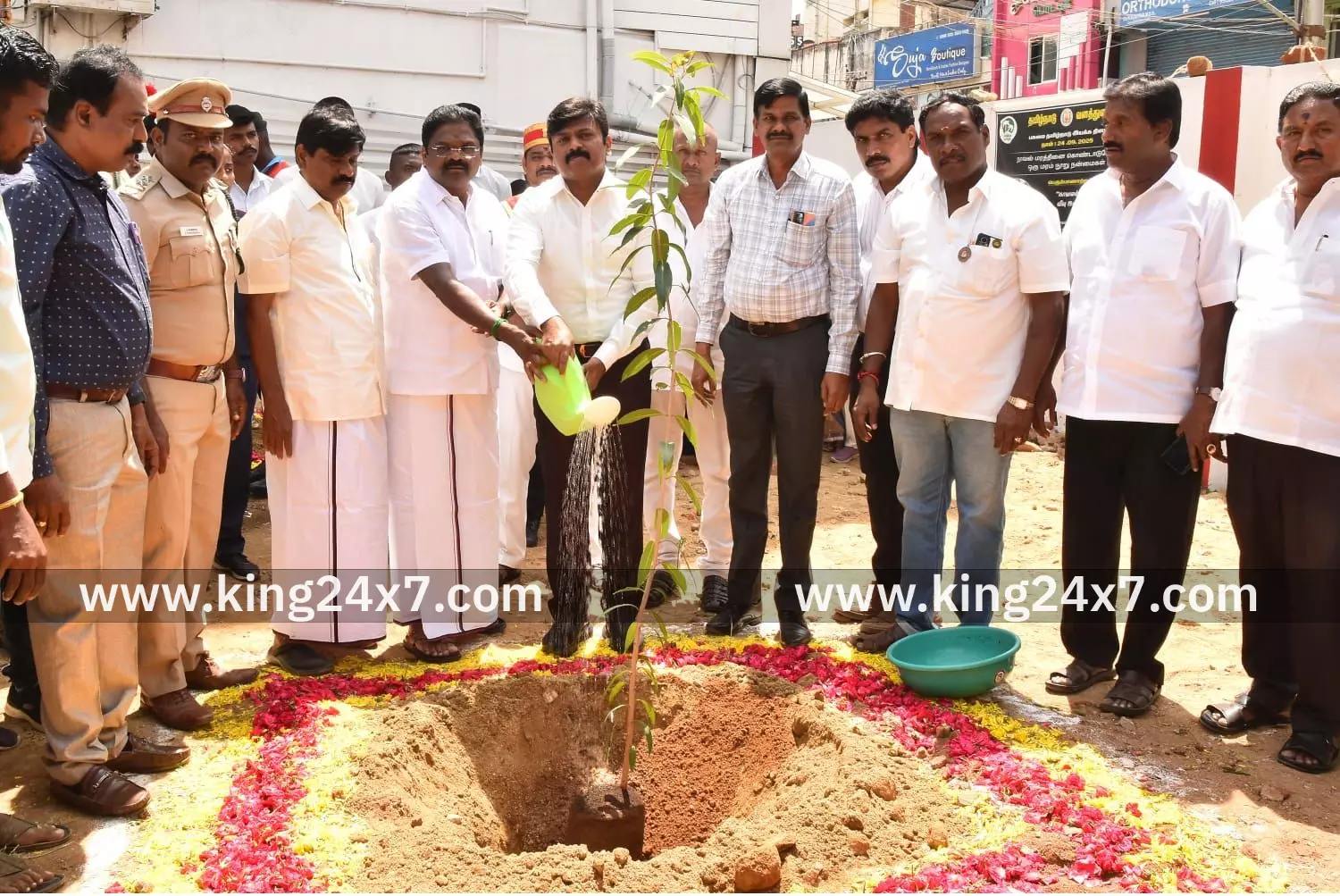 அஞ்சலகத்தில் மரக்கன்றுகள் நடவு செய்த ஆட்சியர் அஞ்சலகத்தில் மரக்கன்றுகள் நடவு செய்த ஆட்சியர்