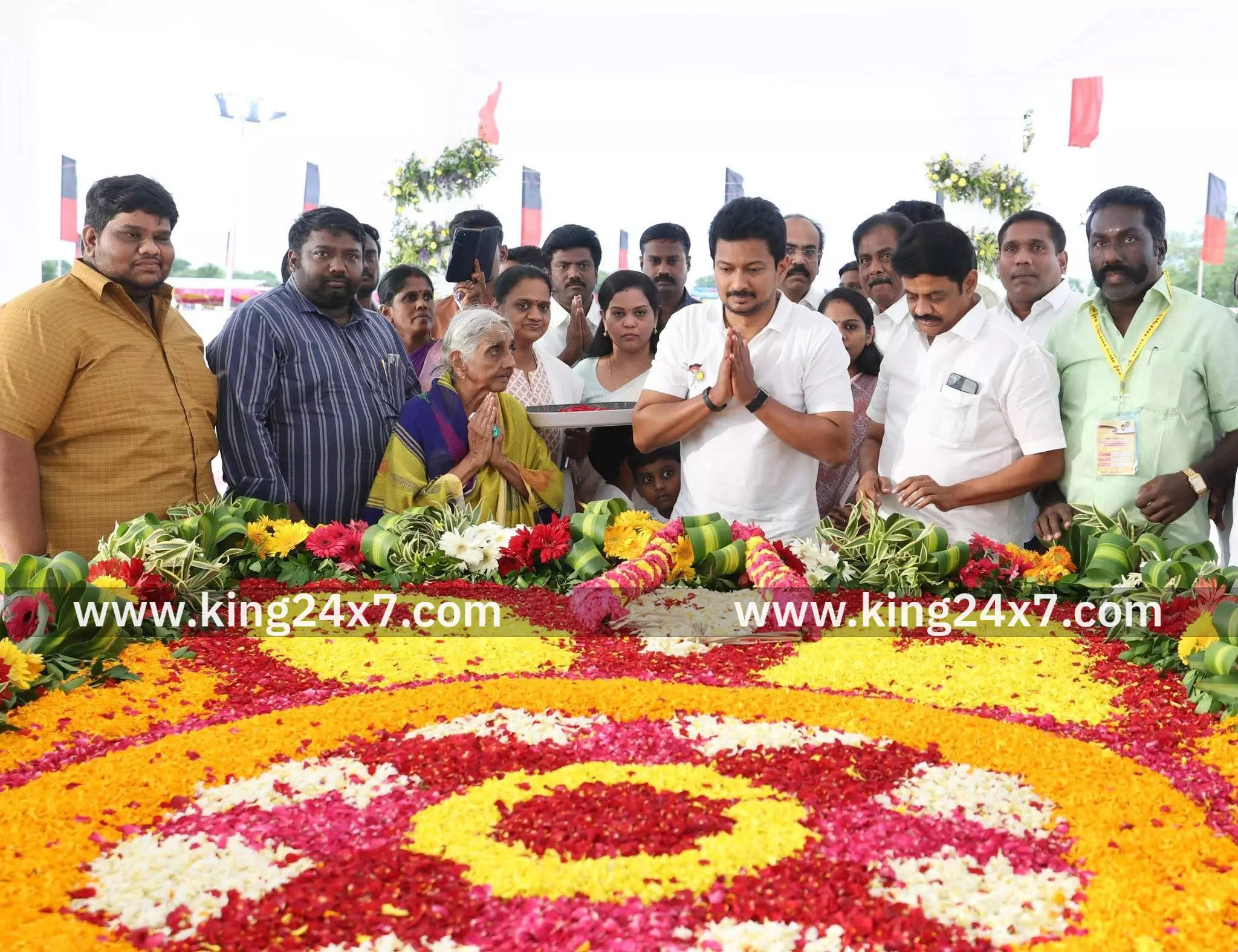 முன்னாள் சபாநாயகர் நினைவிடத்தில் துணை முதல்வர் அஞ்சலி முன்னாள் சபாநாயகர் நினைவிடத்தில் துணை முதல்வர் அஞ்சலி