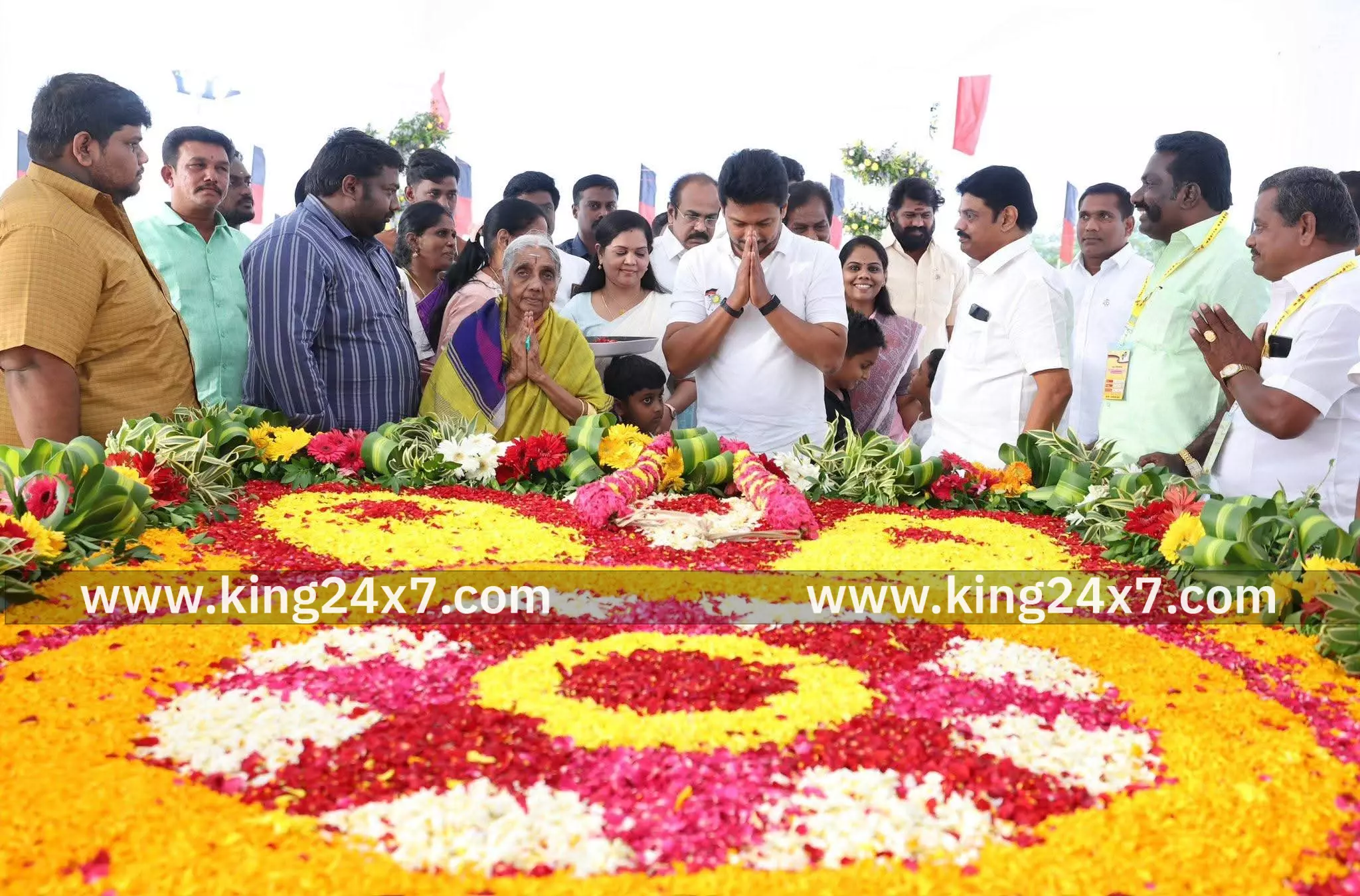 முன்னாள் சபாநாயகர் நினைவிடத்தில் துணை முதல்வர் அஞ்சலி முன்னாள் சபாநாயகர் நினைவிடத்தில் துணை முதல்வர் அஞ்சலி