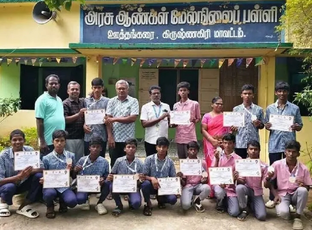 ஊத்தங்கரையில் விளையாட செல்லும் அரசு மாணவர்களுக பாராட்டு.