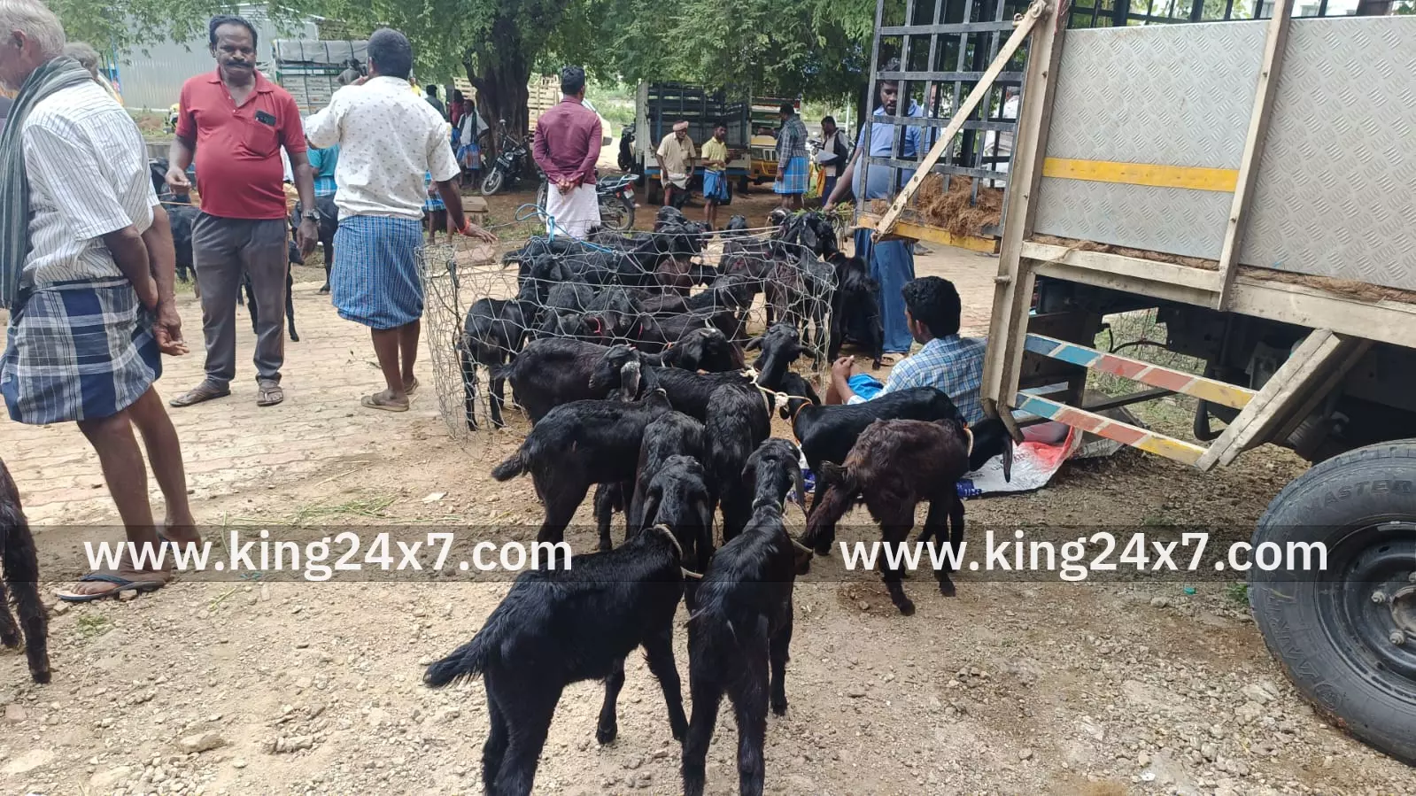 வார சந்தையில் 40 லட்சத்திற்கு ஆடுகள் விற்பனை