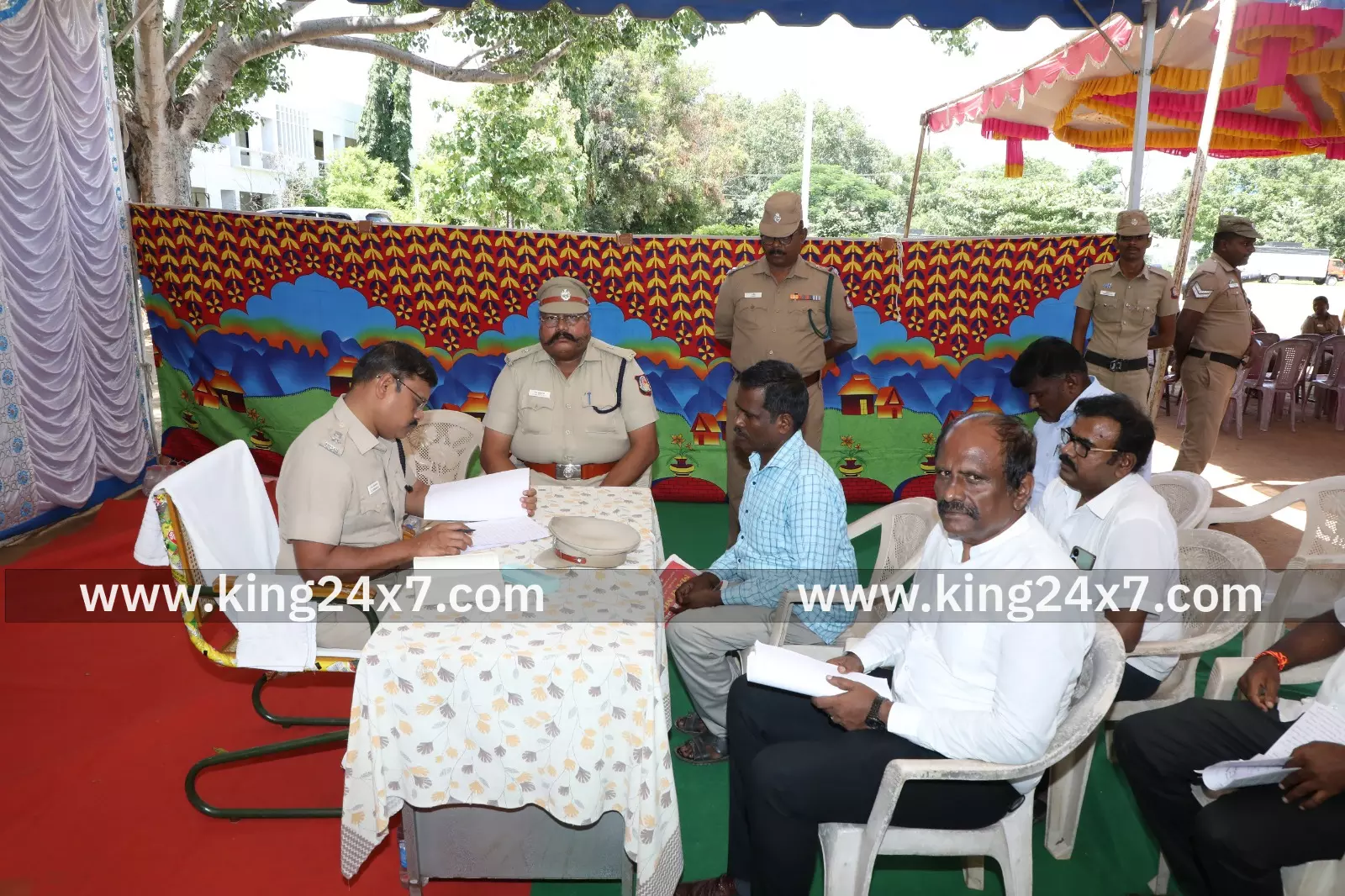 எஸ்பி தலைமையில் பொதுமக்கள் குறைத்தீர் கூட்டம் எஸ்பி தலைமையில் பொதுமக்கள் குறைத்தீர் கூட்டம்