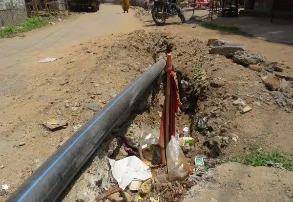 குழாய் பதிக்க தோண்டிய பள்ளம் விபத்தில் சிக்கும் வாகன ஓட்டிகள்