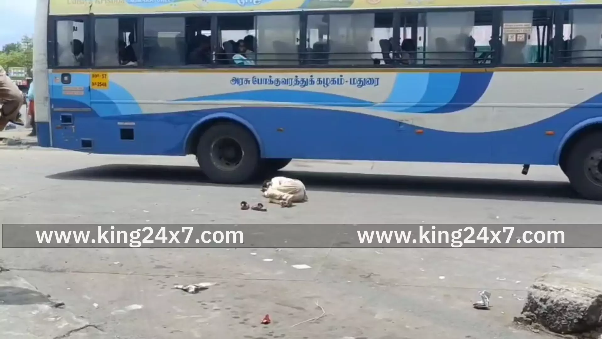 பேருந்து நிலையத்தை பெட்ரூம் ஆக்கிய குடி போதை இளைஞர்