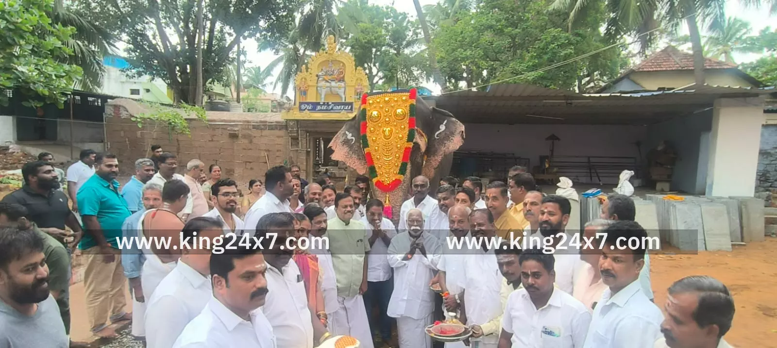 அபிஷேக புனித நீர் யானை மீது ஊர்வலம்