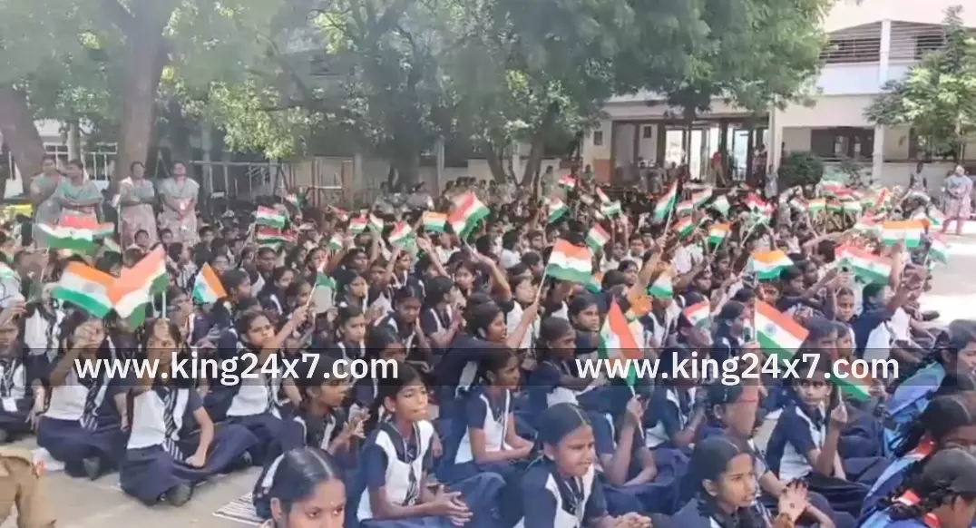 சர்வதேச போட்டியில் வெண்கலம் வென்ற மாணவிக்கு கரூரில் பாராட்டு. சர்வதேச போட்டியில் வெண்கலம் வென்ற மாணவிக்கு கரூரில் பாராட்டு.