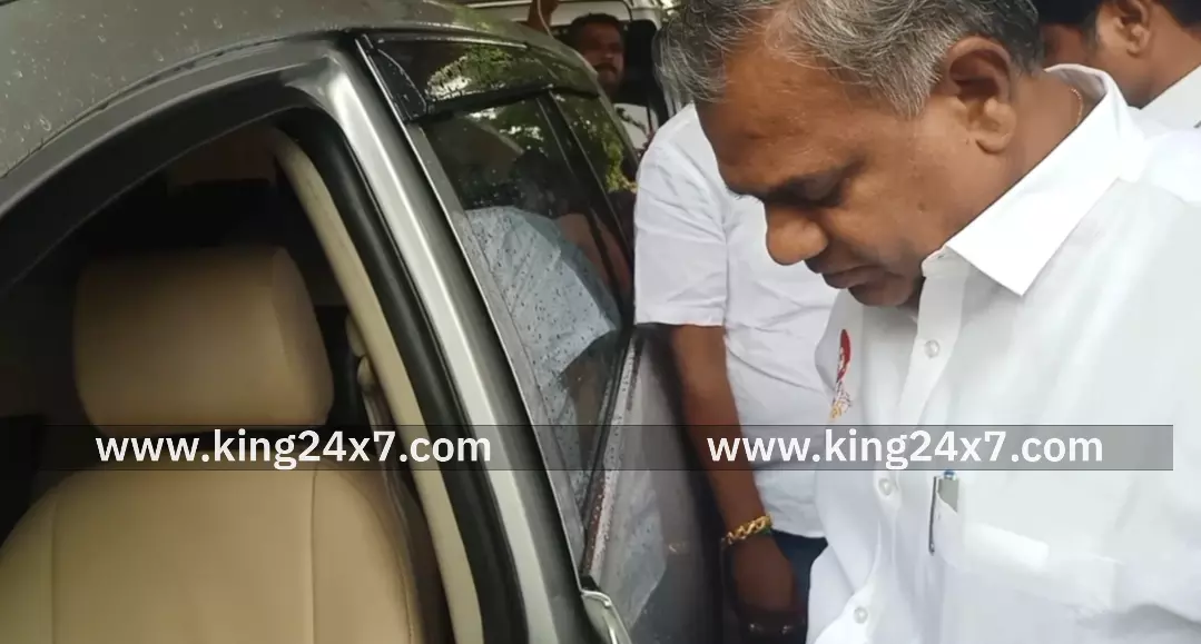 கரூர்-ஒரு மணி நேரம் கழித்து சந்திப்பதாக கூறியதால் செய்தியாளர்கள் ஏமாற்றம்.