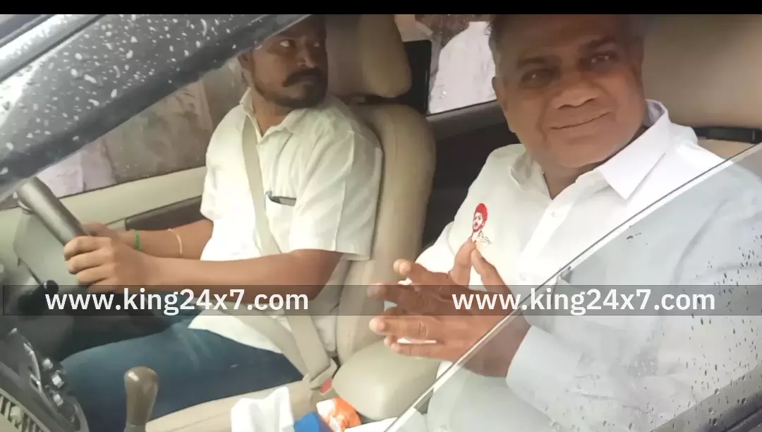 கரூர்-ஒரு மணி நேரம் கழித்து சந்திப்பதாக கூறியதால் செய்தியாளர்கள் ஏமாற்றம்.