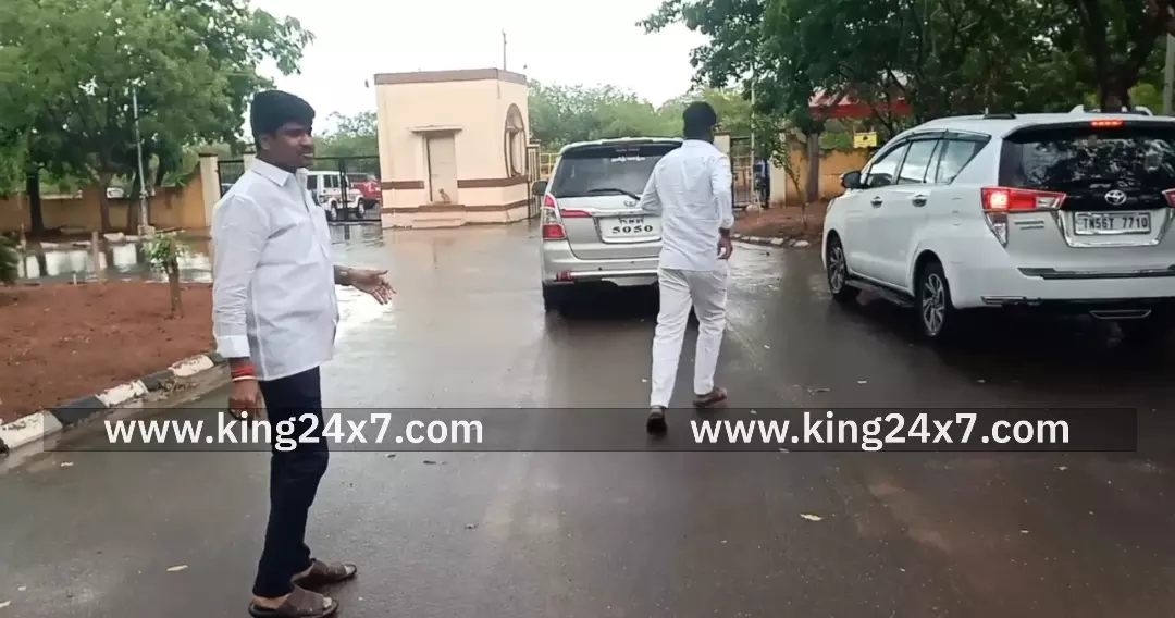 கரூர்-ஒரு மணி நேரம் கழித்து சந்திப்பதாக கூறியதால் செய்தியாளர்கள் ஏமாற்றம்.