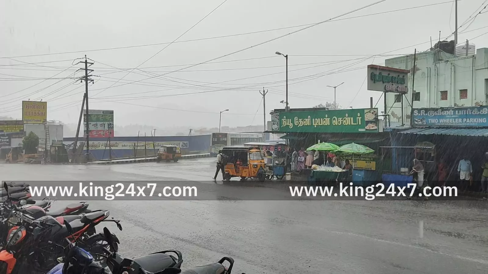 தேனியில் சுமார் ஒரு மணி நேரமாக பெய்த கனமழை - பேருந்து நிலையத்தில் வெளுத்து வாங்கிய கன மழையால் சாலையில் பெருக்கெடுத்து ஓடிய மழை நீரால் பொதுமக்கள் அவதி