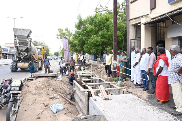 மழைநீர் வடிகால் பணி: அமைச்சர் கீதாஜீவன் ஆய்வு