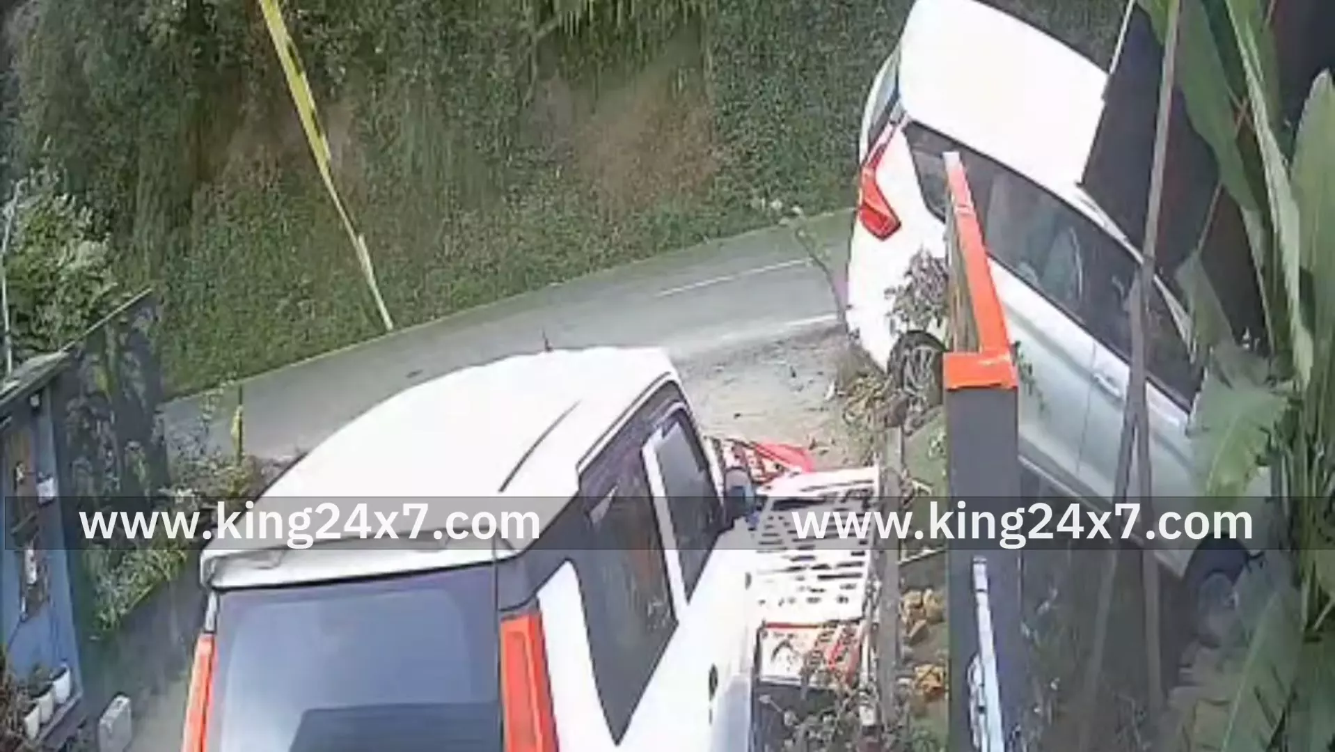 தடுப்புச் சுவர் மீது மோதி விபத்துக்கு உள்ளான கார்