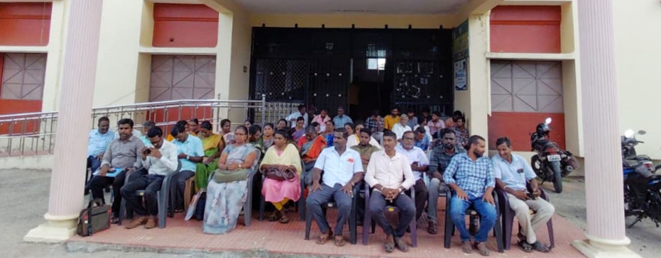 திருக்குவளை வட்டாட்சியர் அலுவலகம் முன் கோரிக்கை வலியுறுத்தி