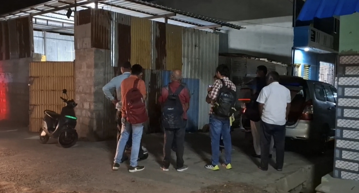 ஆம்பூரில் காவலாளியாக இருந்து ஓய்வு பெற்றவரின் வங்கி கணக்கில் பலகோடி ரூபாய் பண வர்த்தனை செய்யப்பட்டது தொடர்பாக காவலாளி வீட்டில்  சுமார் 10 மணி நேரத்திற்கும் மேலாக சோதனை