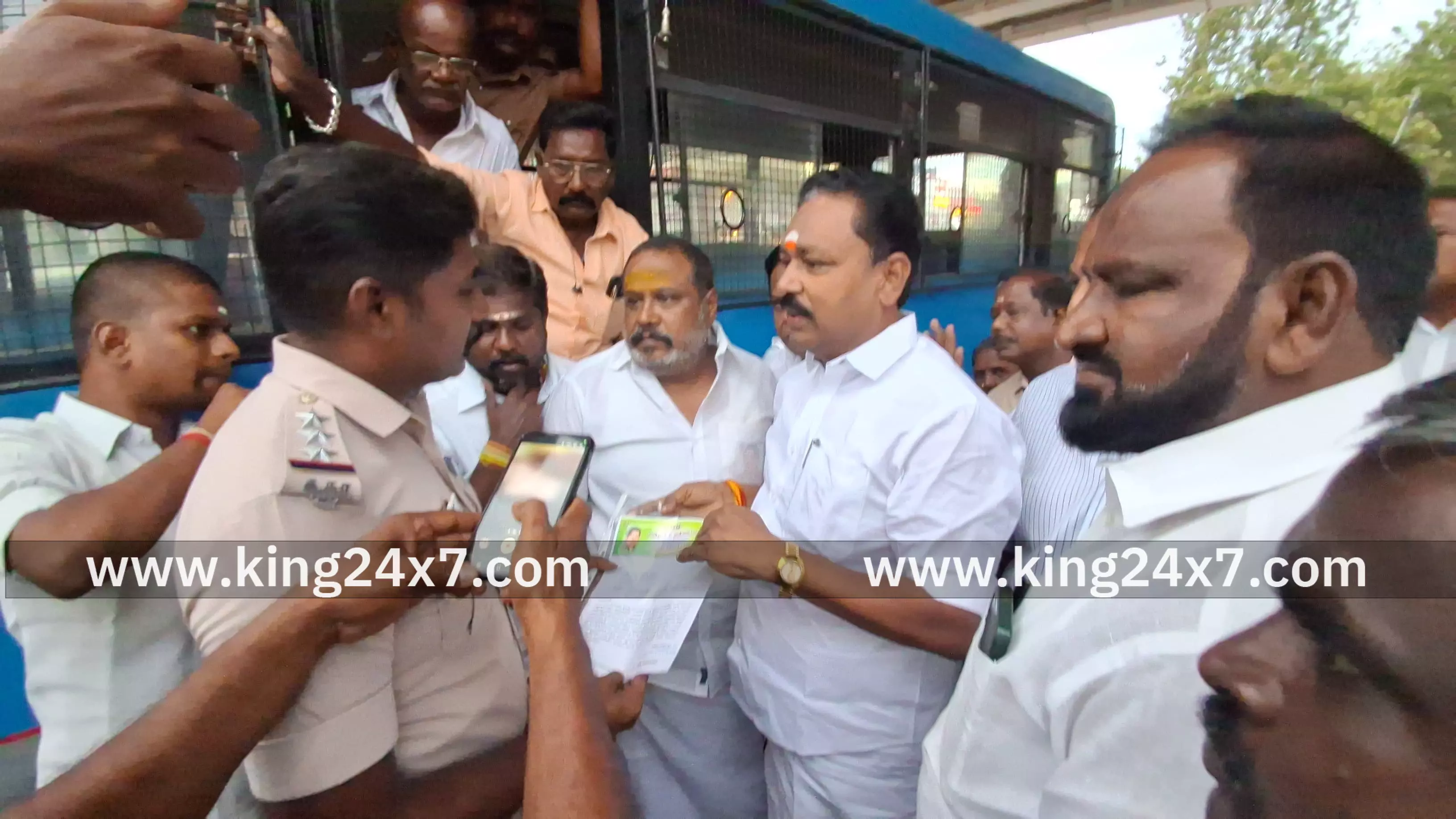 முற்றுகை போராட்டம் நடத்திய அதிமுகவினர் கைது