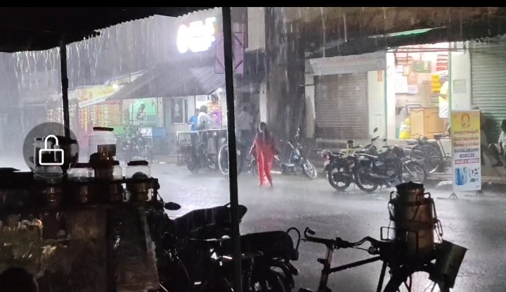 மதுராந்தகம் சுற்றியுள்ள பகுதிகளில் திடீரென இருள் சூழ்ந்து சுமார் ஒரு மணி நேரமாக பலத்த மழை.!