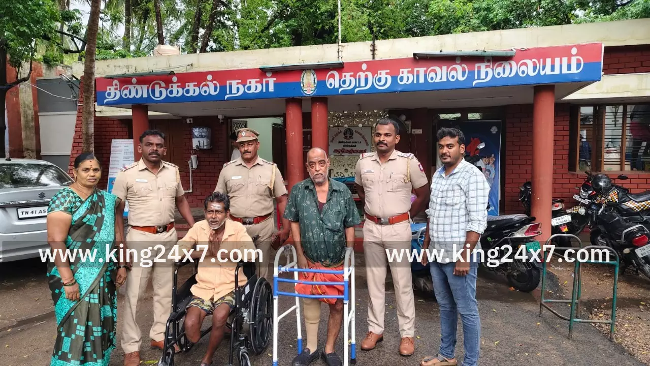 தெற்கு காவல் நிலையத்தில் மாற்றுத்திறனாளிக்கு உதவிய போலீசார் தெற்கு காவல் நிலையத்தில் மாற்றுத்திறனாளிக்கு உதவிய போலீசார்