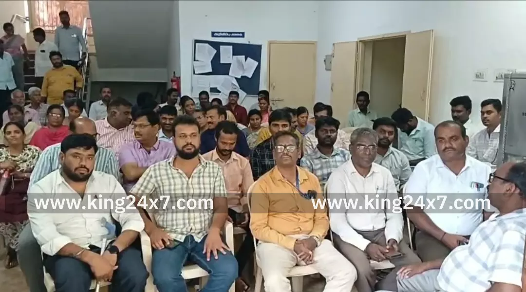 கோவை: வருவாய்த் துறையினர் காத்திருப்புப் போராட்டம் கோவை: வருவாய்த் துறையினர் காத்திருப்புப் போராட்டம்