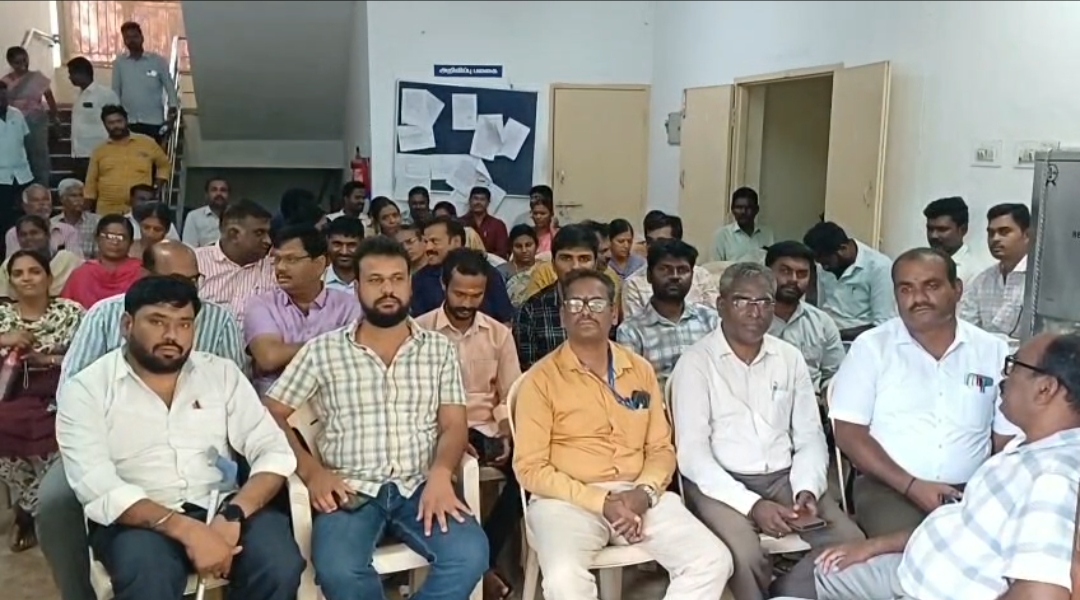 கோவை: வருவாய்த் துறையினர் காத்திருப்புப் போராட்டம்
