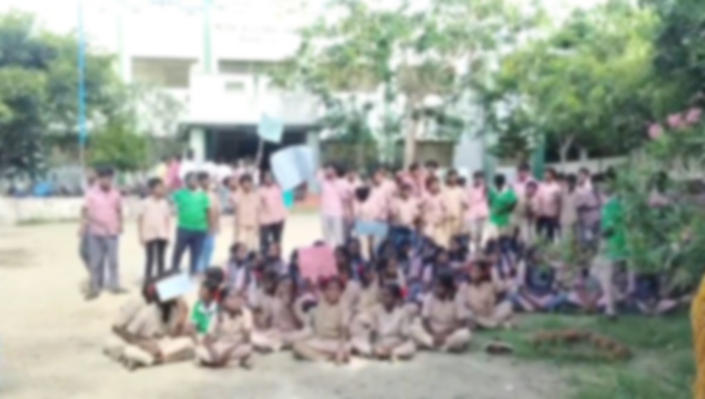 ஊத்தங்கரை அருகே ஆசிரியர் இடமாற்றத்தால் பள்ளி மாணவர்கள் போராட்டம்.