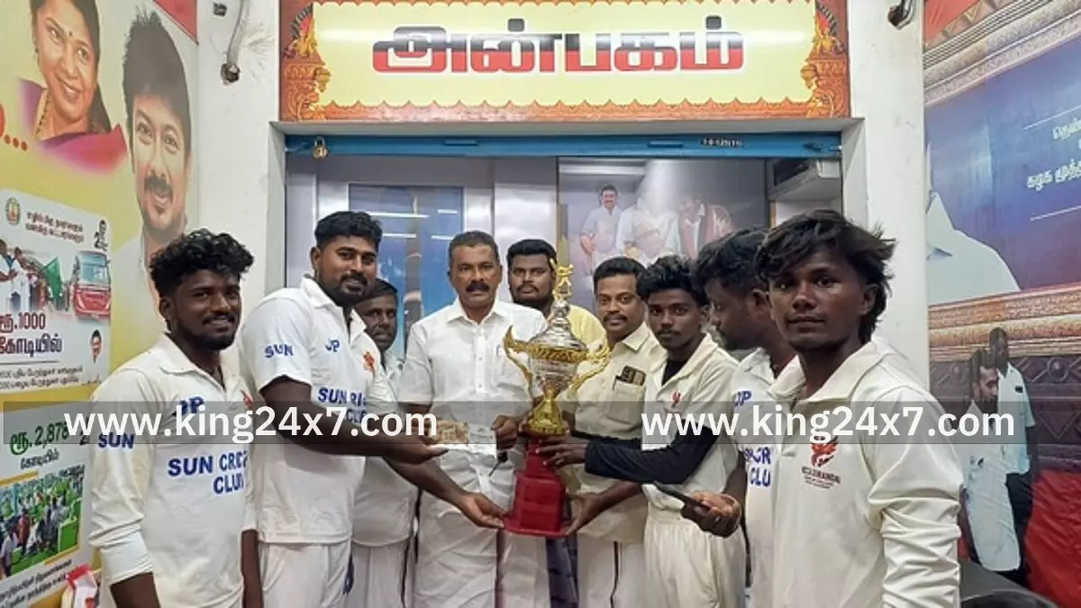 ஆலங்குளத்தில் கிரிக்கெட் போட்டியில் வெற்றி பெற்ற அணிக்கு பரிசு